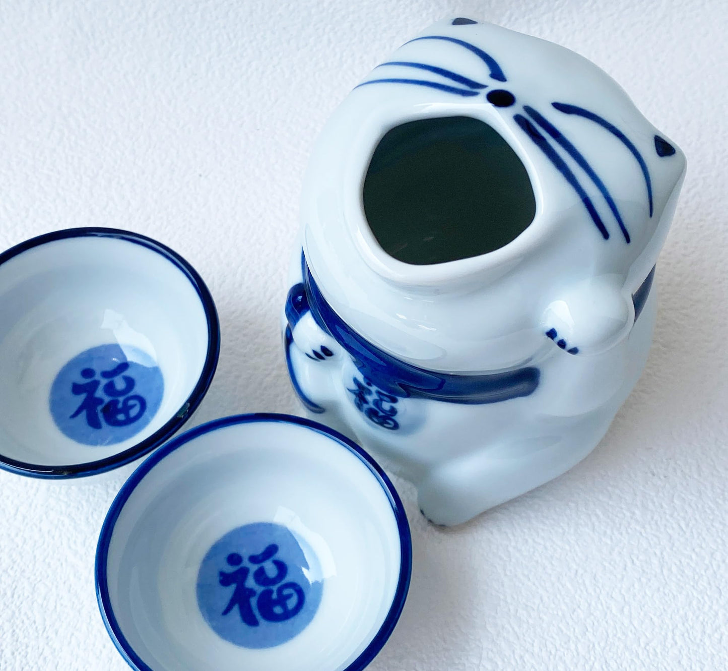 Mino ware Japanese Sake Set, 1 Tokkuri Sake Bottle, 2 Ochoko Sake Cups, Maneki neko Lucky cat shape, Sake Set,Sake pot set, Microwave and Dishwasher Safe,Made in Japan