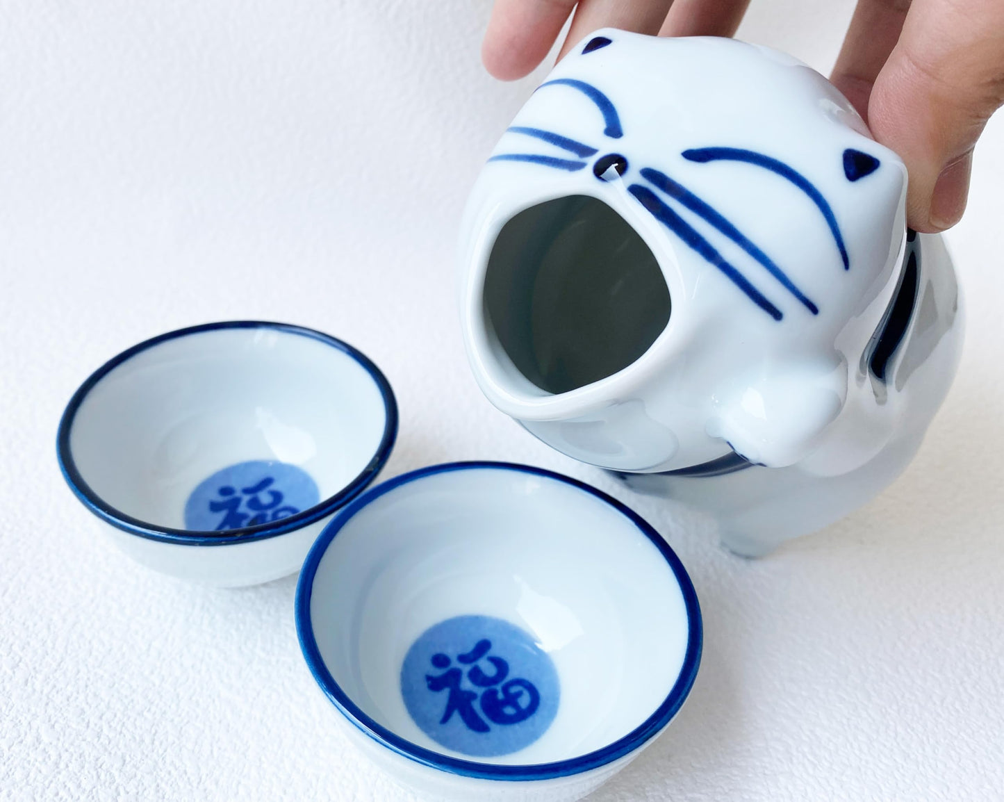 Mino ware Japanese Sake Set, 1 Tokkuri Sake Bottle, 2 Ochoko Sake Cups, Maneki neko Lucky cat shape, Sake Set,Sake pot set, Microwave and Dishwasher Safe,Made in Japan