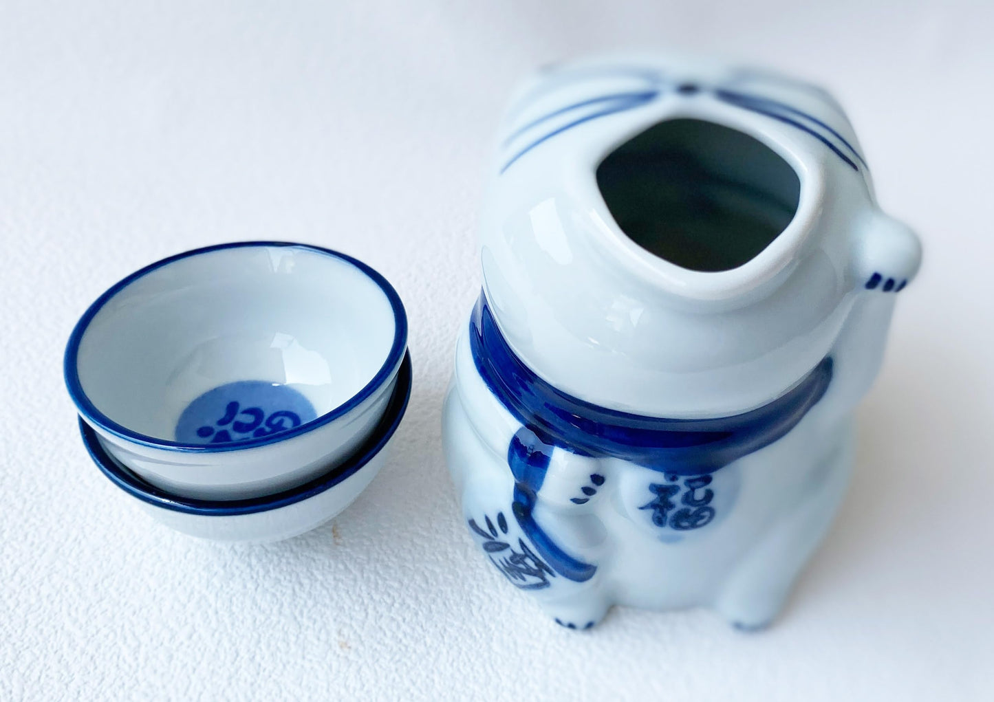 Mino ware Japanese Sake Set, 1 Tokkuri Sake Bottle, 2 Ochoko Sake Cups, Maneki neko Lucky cat shape, Sake Set,Sake pot set, Microwave and Dishwasher Safe,Made in Japan